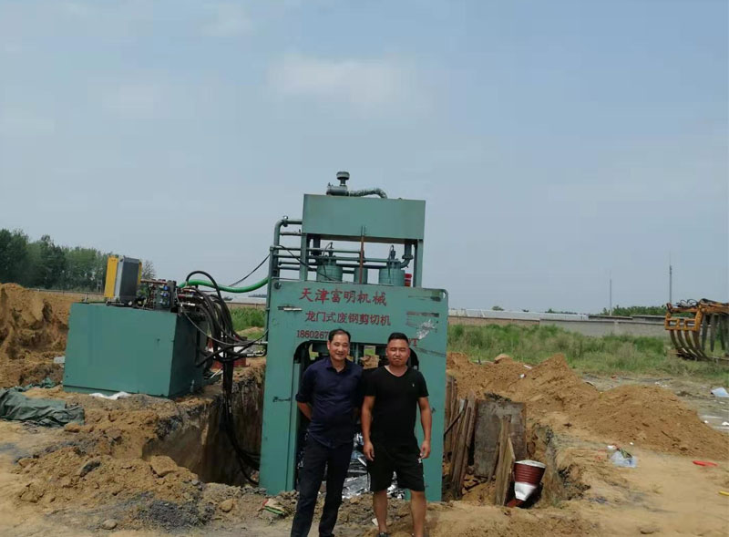 龍門式廢鋼剪切機(jī)800T